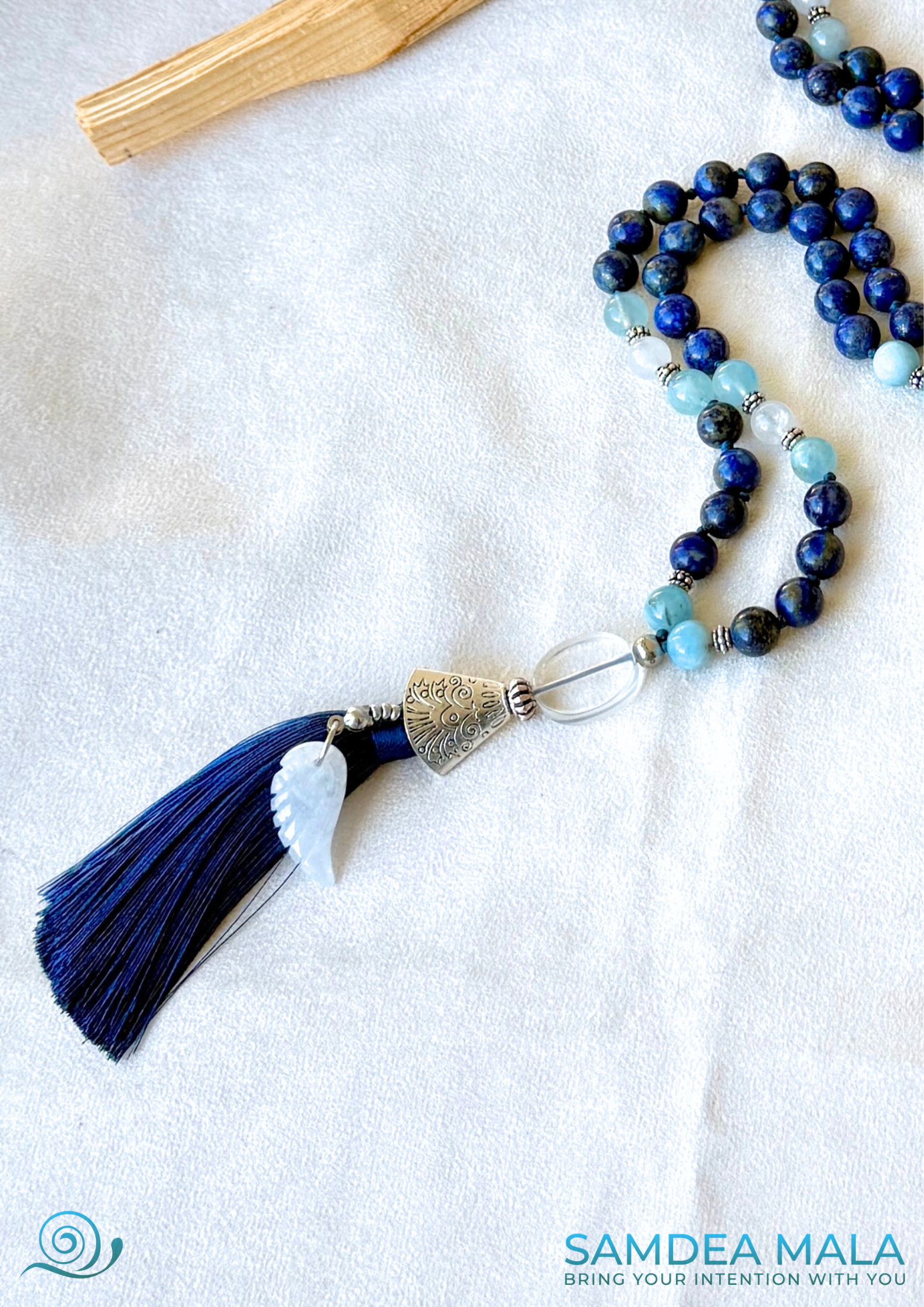 Mala for Libra zodiac sign in lapis lazuli, white jade, aquamarine, and clear quartz, hand knotted with natural stones zodiac sign in lapis lazuli, white jade, aquamarine, and clear quartz, hand knotted with natural stones Closeup on tassel