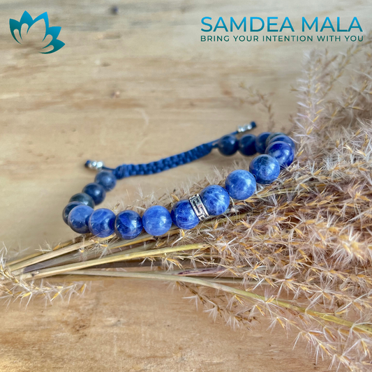 Knotted bracelet in sodalite
