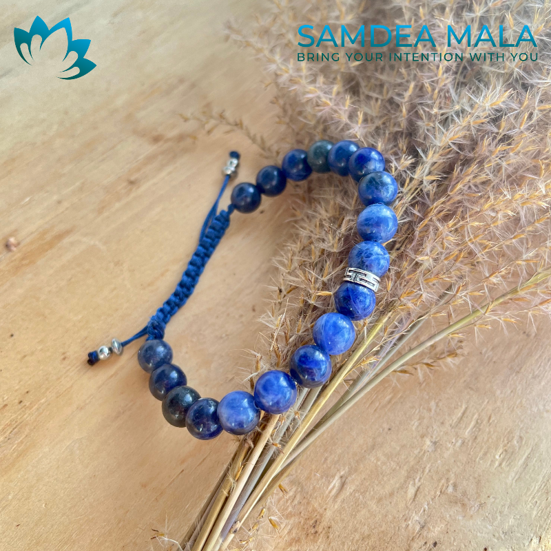 Knotted bracelet in sodalite