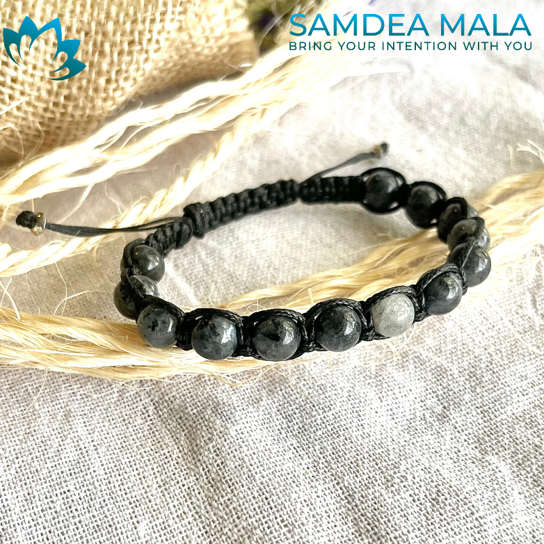 Samdea Mala – Tibetan-style labradorite bracelet for strength and intuition. Handamde for spiritual journey.