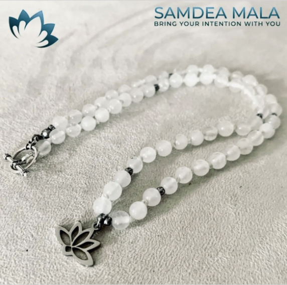 Necklace in selenite and lotus