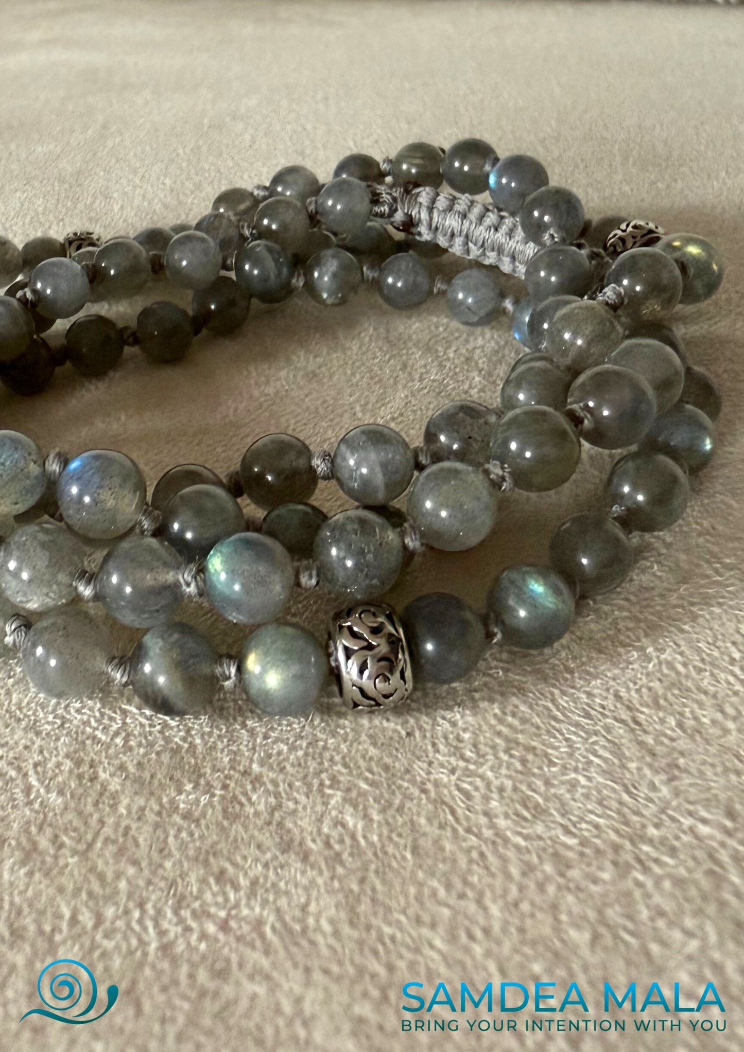 Close-up detail of mala bracelet in labradorite with natural gemstones – a multi-wrap spiritual bracelet for intuition, inner strength, and success.