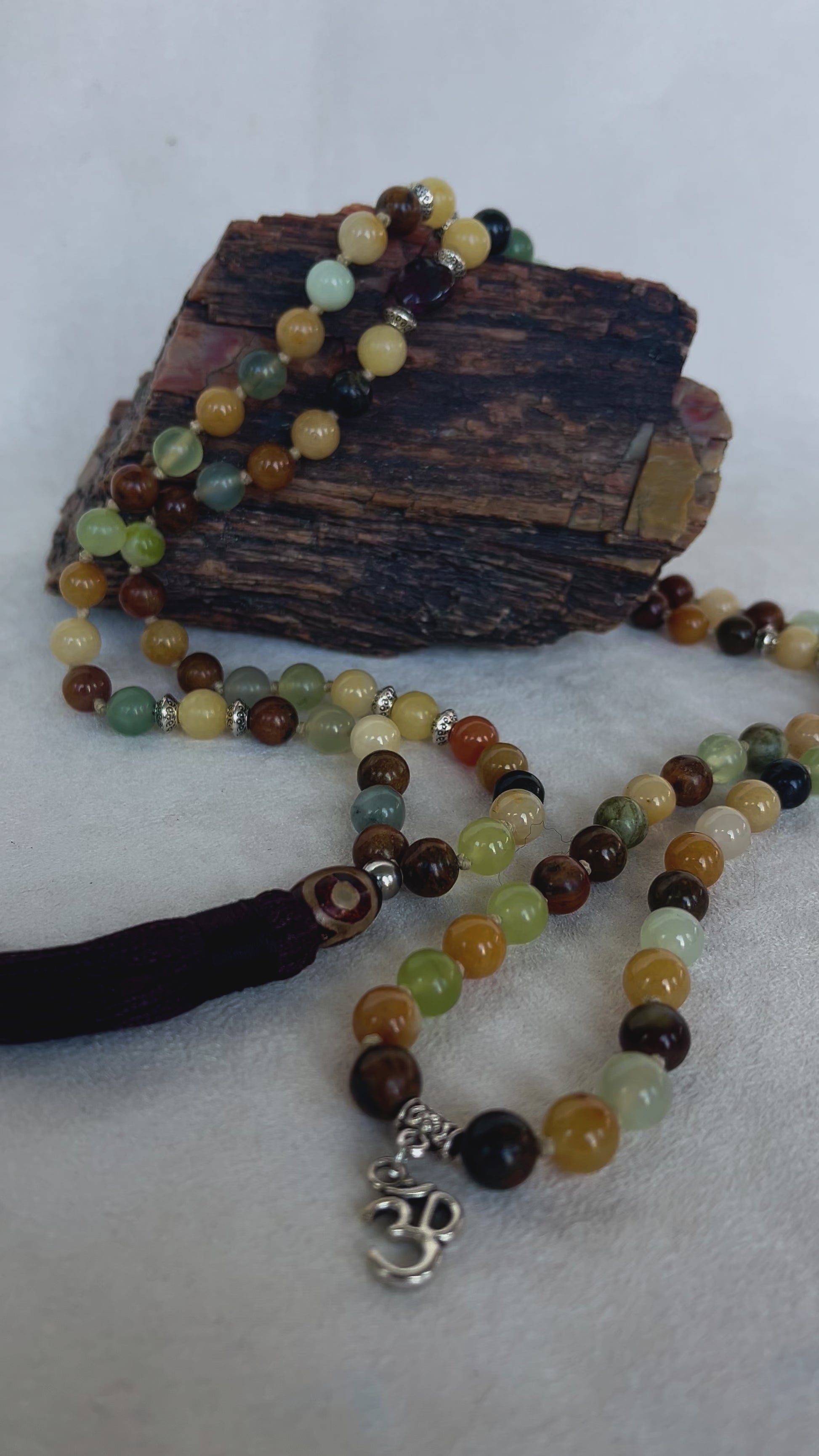 Mala in jade - Mala in Jade Xiuyan, grounding and calming mala, handmade meditation beads, spiritual jewelry with natural stones, gemstone mala for balance and healing, yoga accessory for mindfulness, calming mala necklace. Video preview