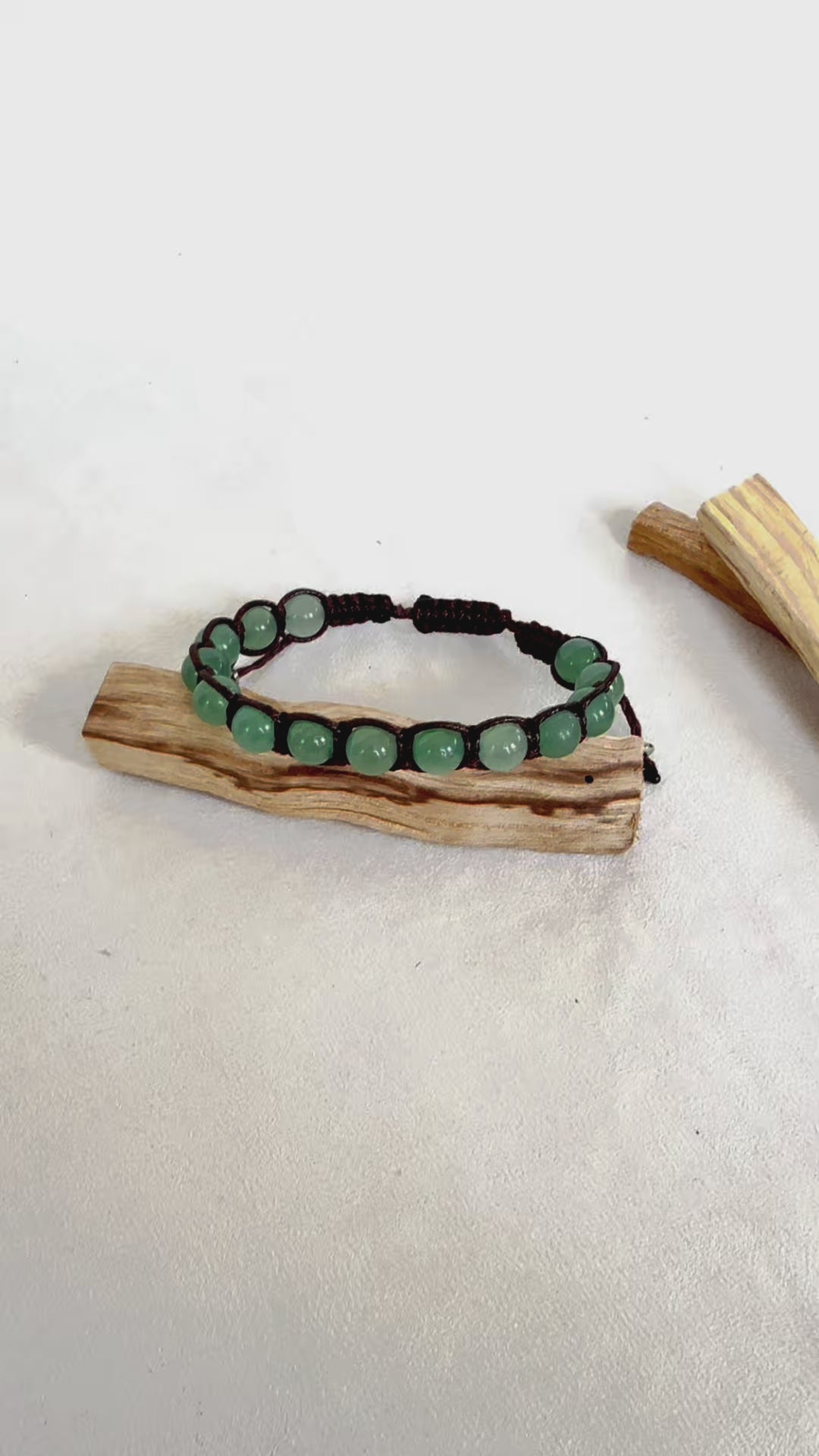 Video od Samdea ala Shamballa Spiritual Tibetan bracelet, green spiritual gemstone beads for heart, changes, midfulness and meditation.