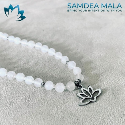 Necklace in selenite and lotus