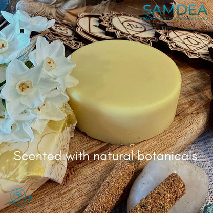 sacred ingredients for body care vegan body butter Samdea, organic ingredients, natural fragrances, natural essential oil on wood with gemstones. Jasmine flowes, lavender and sanldawood natural botanicals