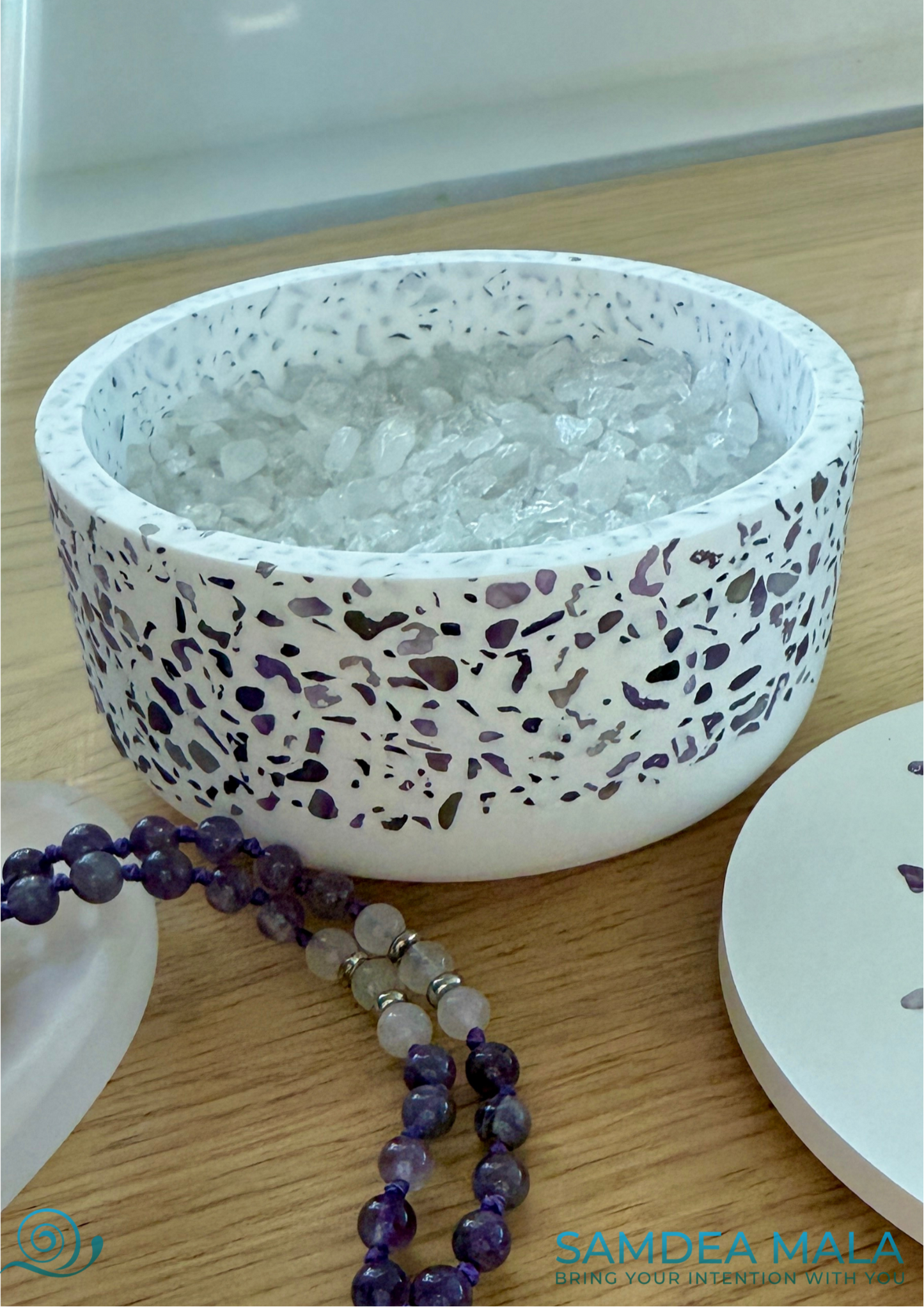 Samdea Mala Crystal Cleansing & Charging Bowl with amethyst and quartz crystals for mala beads