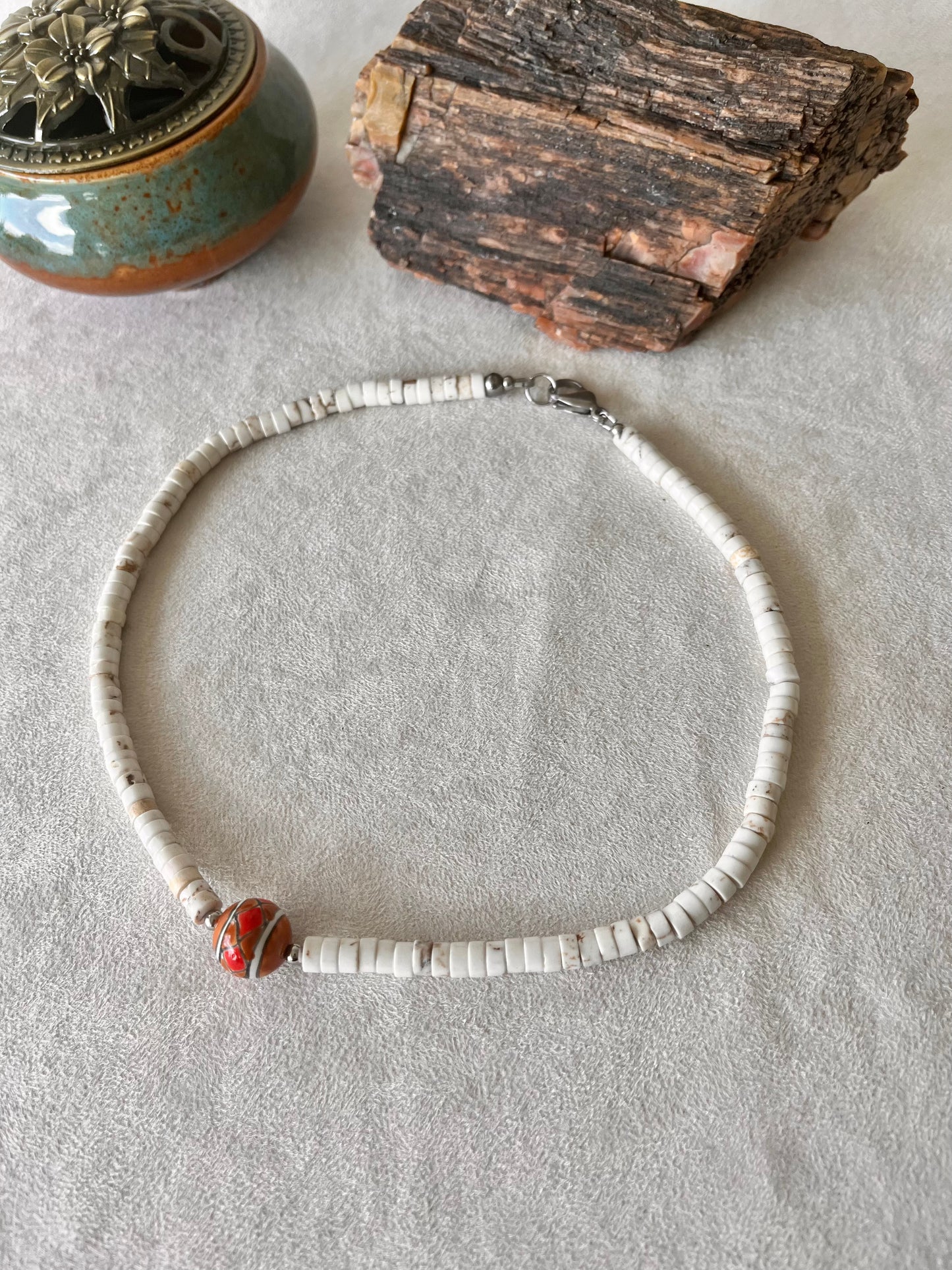 Roots Necklace in Howlite Heishi