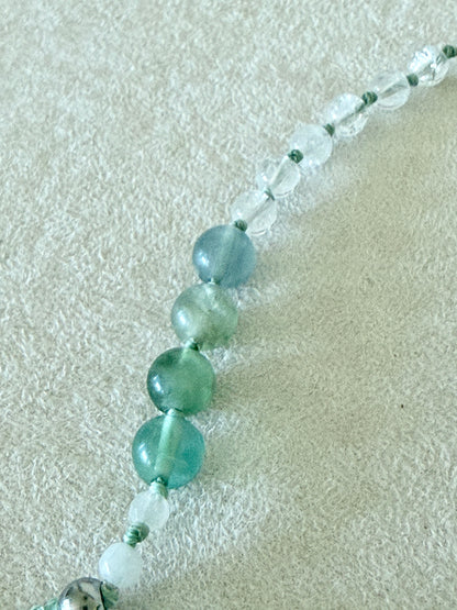 Dettaglio dei grani di fluorite, giada bianca birmana e quarzo ialino del bracciale mezzo mala Pause Breathing
