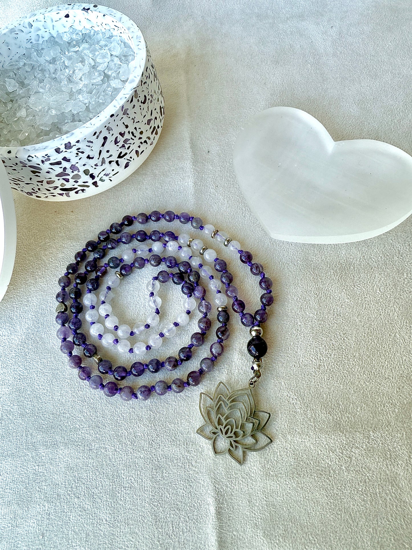 Mala in Ametista e Giada Bianca – 108 Grani di Preghiera per Calma, Chiarezza e Saggezza Interiore | Mala da Meditazione Personalizzato Annodato a Mano da 6 mm