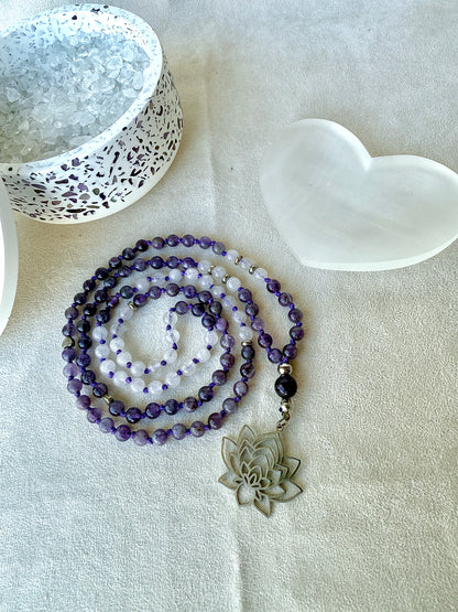 Mala in Ametista e Giada Bianca – 108 Grani di Preghiera per Calma, Chiarezza e Saggezza Interiore | Mala da Meditazione Personalizzato Annodato a Mano da 6 mm