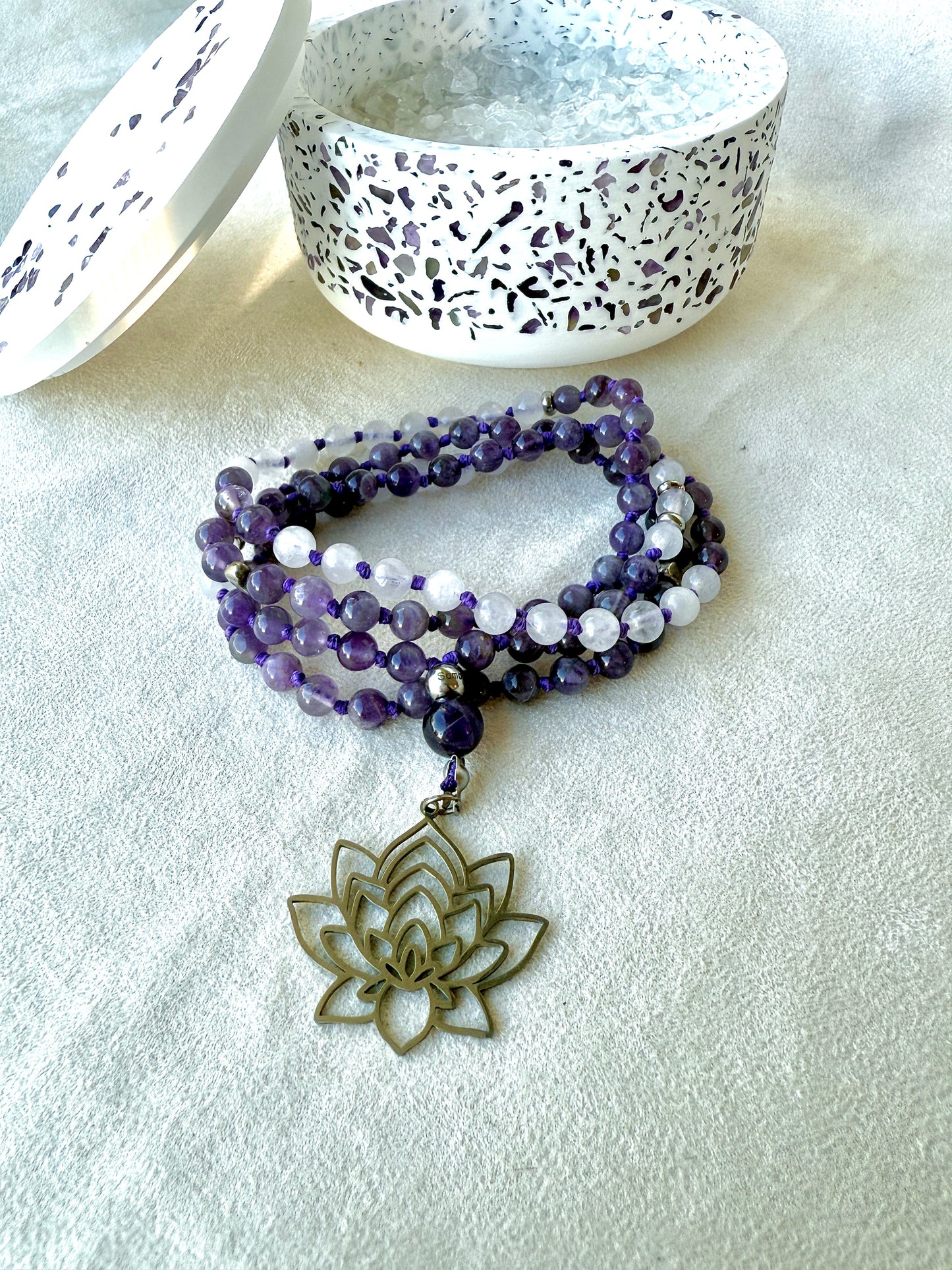 Mala in Ametista e Giada Bianca – 108 Grani di Preghiera per Calma, Chiarezza e Saggezza Interiore | Mala da Meditazione Personalizzato Annodato a Mano da 6 mm