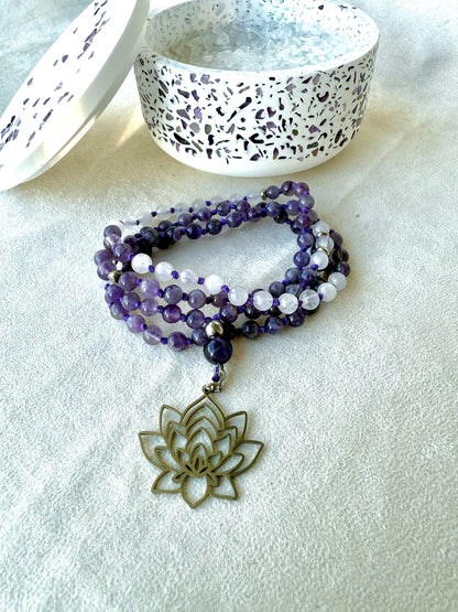 Mala in Ametista e Giada Bianca – 108 Grani di Preghiera per Calma, Chiarezza e Saggezza Interiore | Mala da Meditazione Personalizzato Annodato a Mano da 6 mm