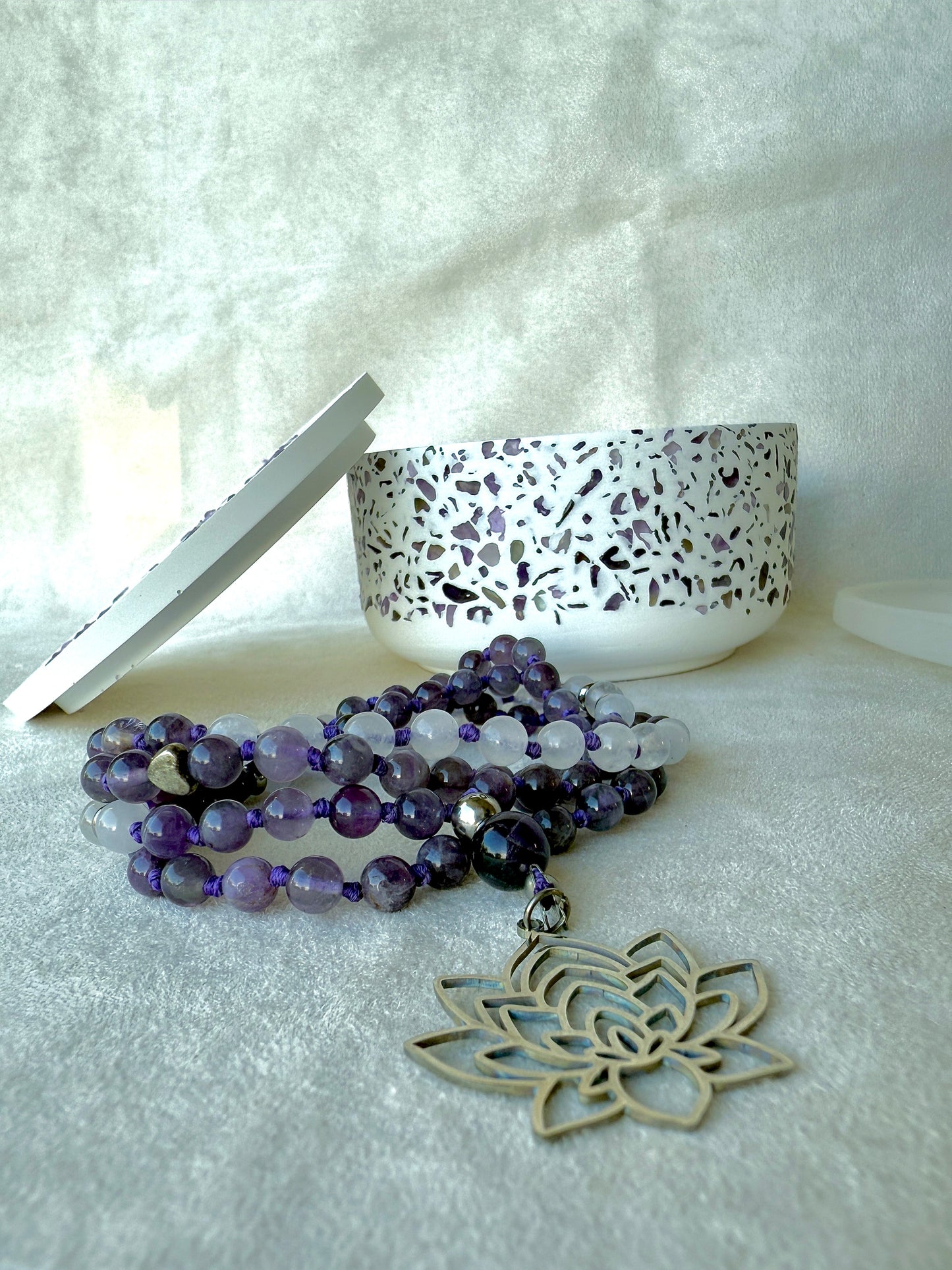 Mala in Ametista e Giada Bianca – 108 Grani di Preghiera per Calma, Chiarezza e Saggezza Interiore | Mala da Meditazione Personalizzato Annodato a Mano da 6 mm