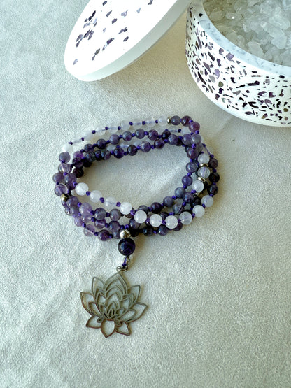 Mala in Ametista e Giada Bianca – 108 Grani di Preghiera per Calma, Chiarezza e Saggezza Interiore | Mala da Meditazione Personalizzato Annodato a Mano da 6 mm