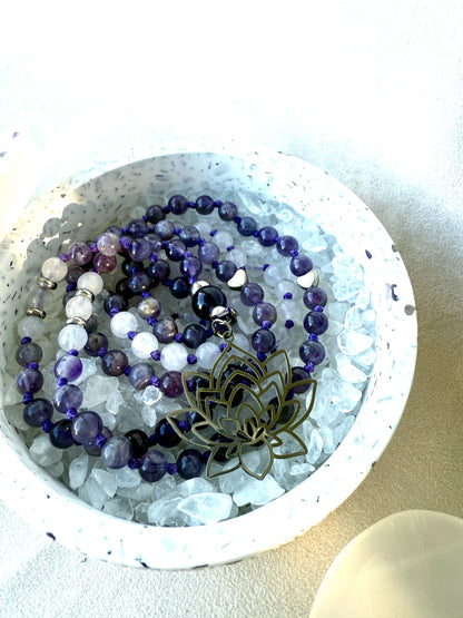 Mala in Ametista e Giada Bianca – 108 Grani di Preghiera per Calma, Chiarezza e Saggezza Interiore | Mala da Meditazione Personalizzato Annodato a Mano da 6 mm