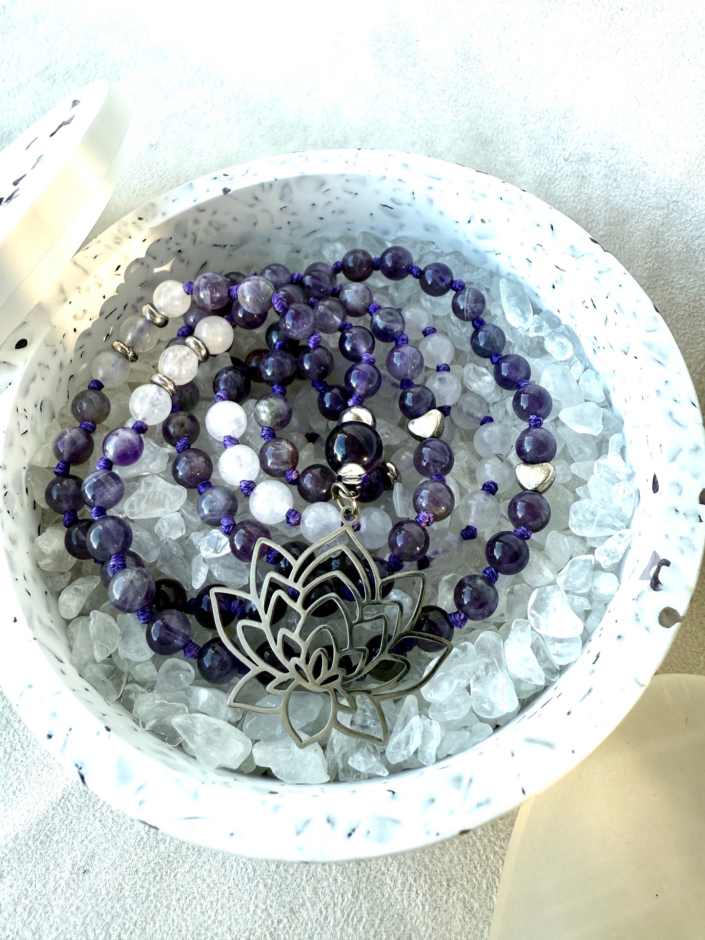 Mala in Ametista e Giada Bianca – 108 Grani di Preghiera per Calma, Chiarezza e Saggezza Interiore | Mala da Meditazione Personalizzato Annodato a Mano da 6 mm