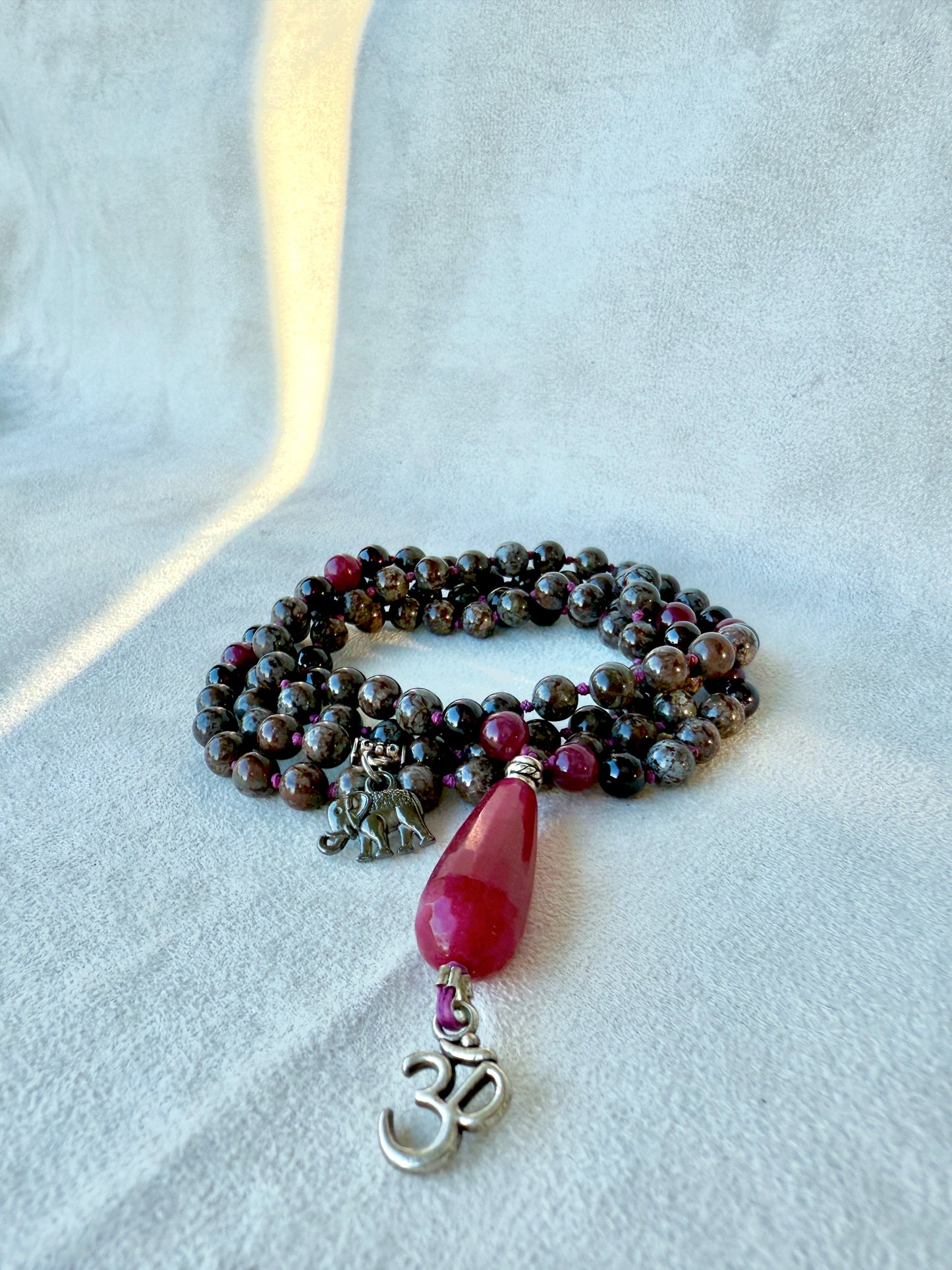 Mala in Ossidiana Fiocco di Neve e Granato – 108 Grani da 6 mm Annodati a Mano per Radicamento, Protezione e Vitalità