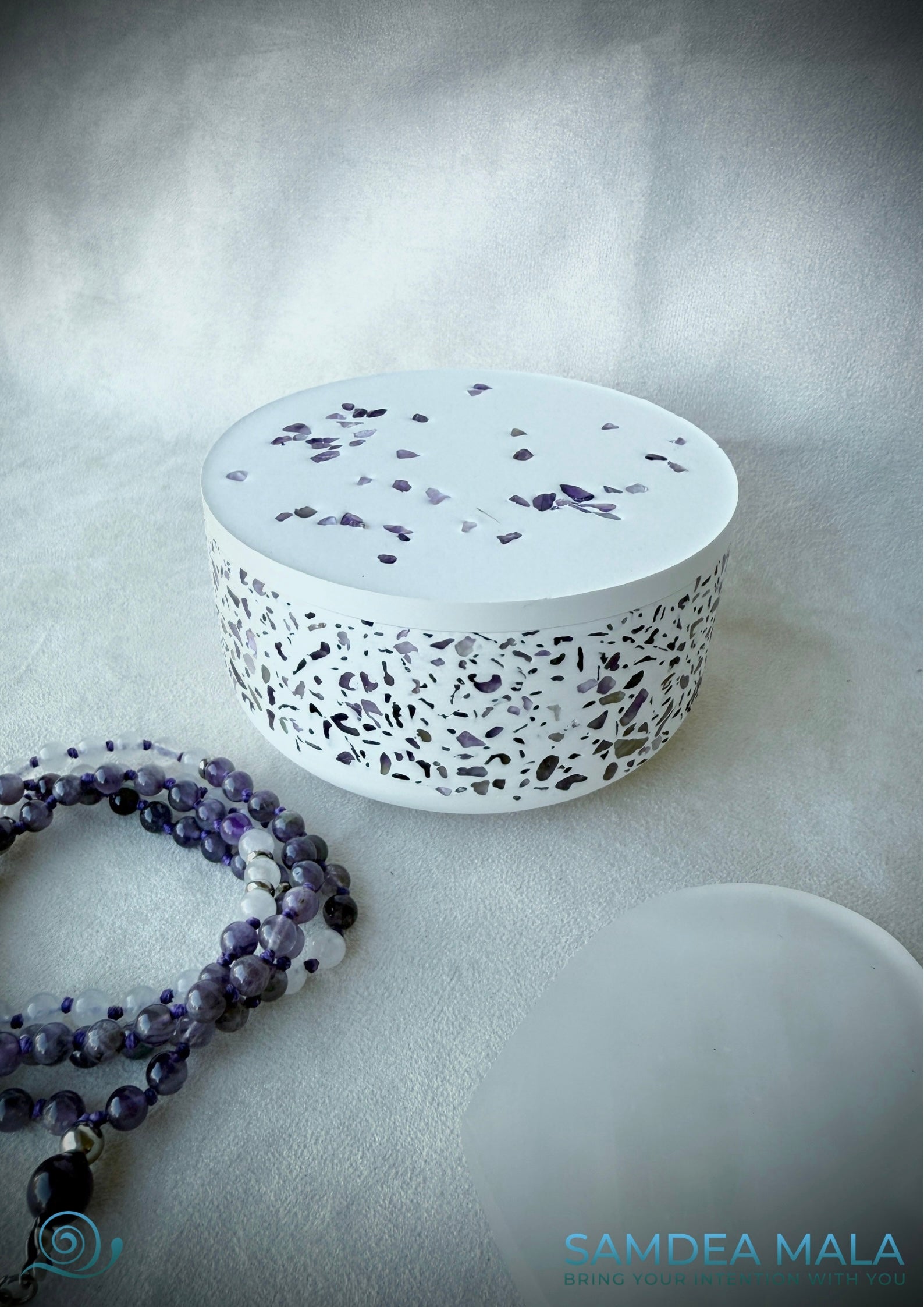 Natural crystals charging  and cleansing bowl for cleansing gemstones and mala beads with amethyst mala