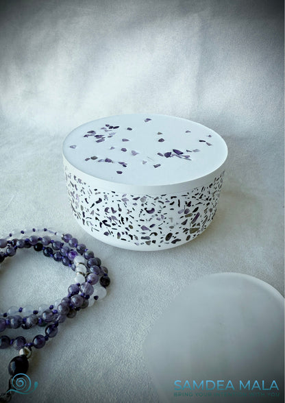 Natural crystals charging  and cleansing bowl for cleansing gemstones and mala beads with amethyst mala