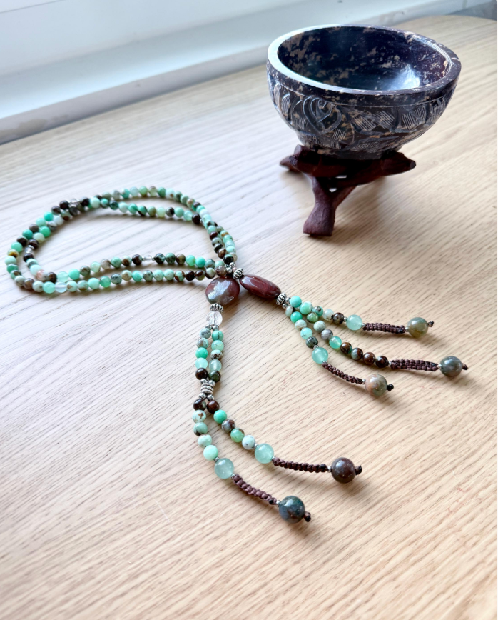 SGI Nichiren juzu detail showing parent beads and agate five rufu