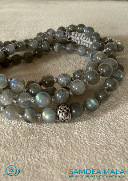 Close-up detail of mala bracelet in labradorite with natural gemstones – a multi-loop spiritual bracelet for intuition and inner strength.