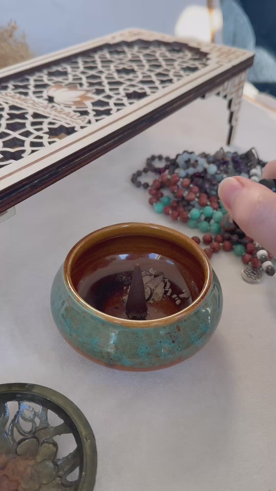 Short video showing incense from blue burner 