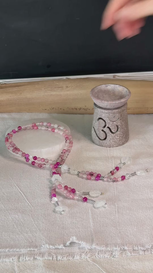 Juzu in agata di ciliegio del Madagascar – Rosario da 6,5 ​​mm con accenti di Bodhisattva in giada bianca birmana e quarzo rosa