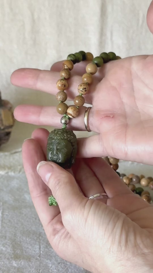 Mala in Legno di Sandalo con Diaspro Sabbia e Pendente Buddha in Giada
